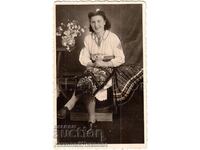 1949 OLD PHOTO BEAUTIFUL YOUNG WOMAN IN FOLK COSTUME G989