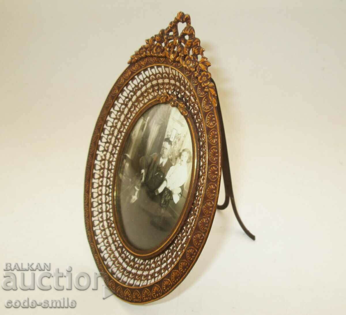 Rama foto frumoasa ajurata veche din bronz antic cu preț 200.00 BGN | € 102.26 Rama foto frumoasa ajurata veche din bronz antic cu preț 200.00 BGN | € 102.26