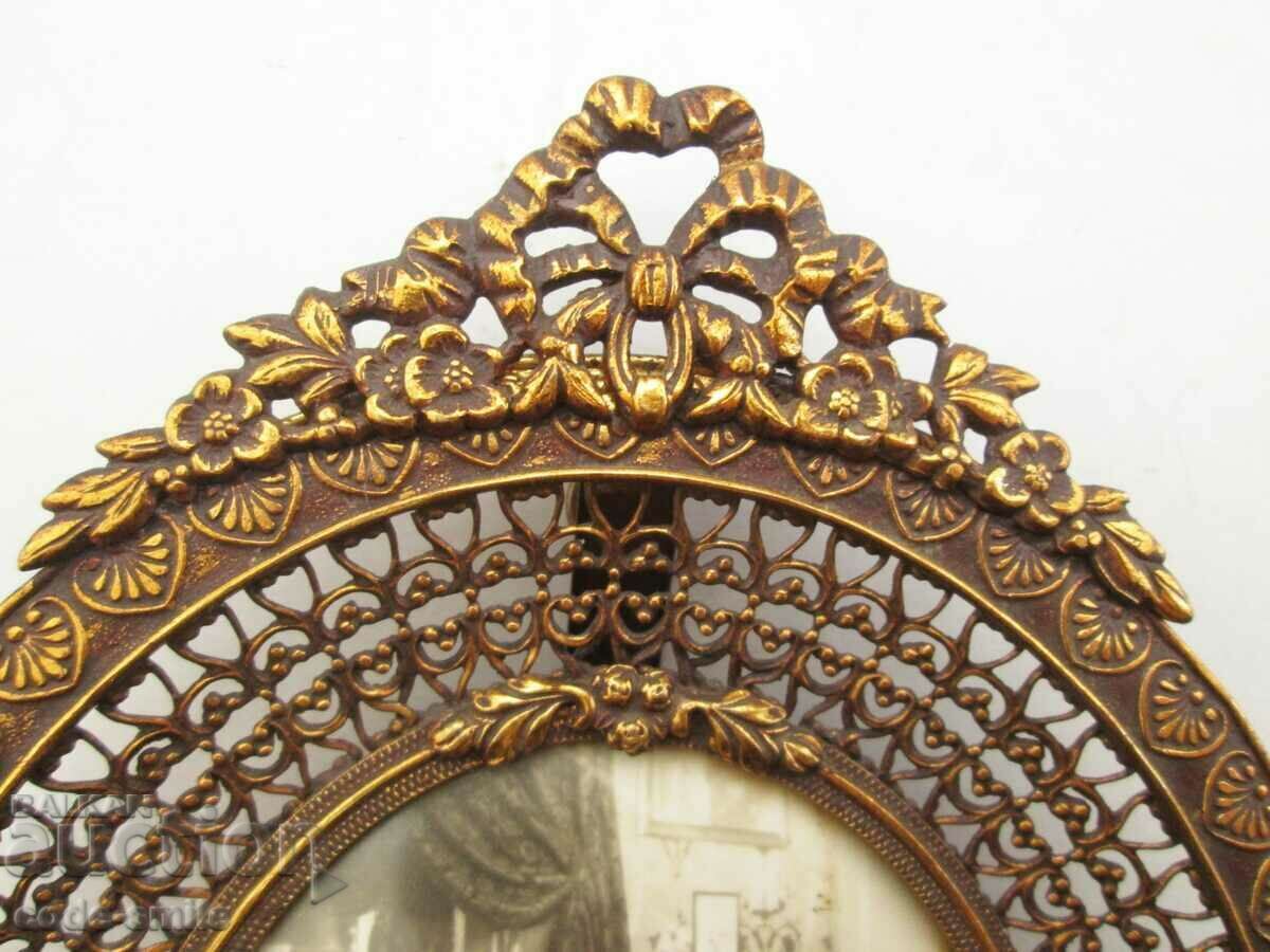 Rama foto frumoasa ajurata veche din bronz antic - 5 Rama foto frumoasa ajurata veche din bronz antic - 5