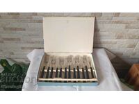 Ολοκαίνουργια μαχαιροπίρουνα σε κουτί - 12 τεμαχίων - από την SOC