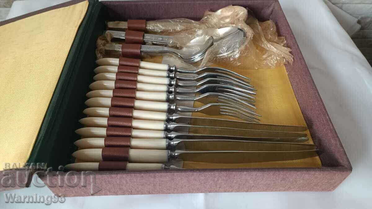 Auction  Brand new cutlery in a box - 24 pieces - NS