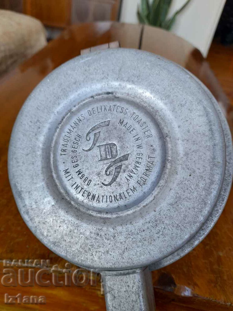 Old waffle maker, toaster with price 43.00 BGN | € 21.99 Old waffle maker, toaster with price 43.00 BGN | € 21.99