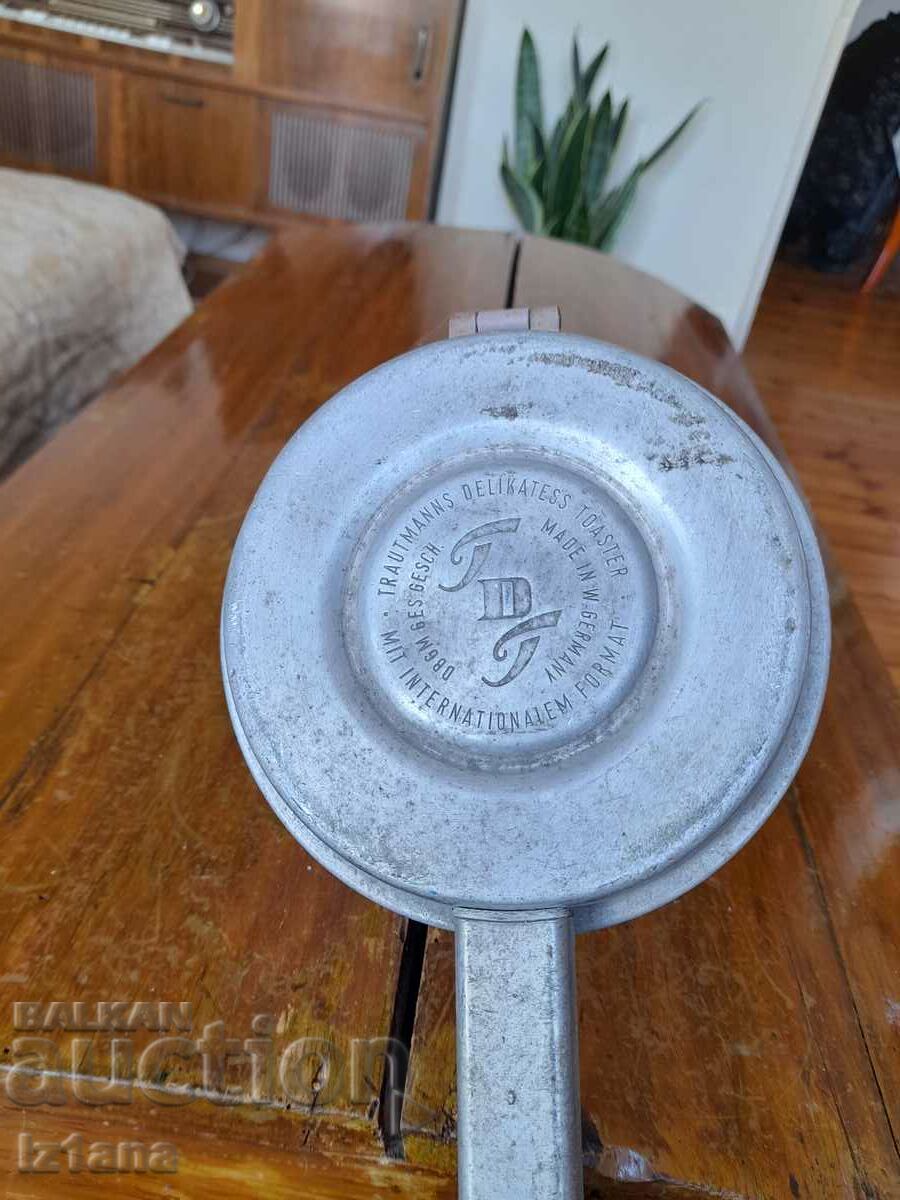 Auction Old waffle maker, toaster Auction Old waffle maker, toaster