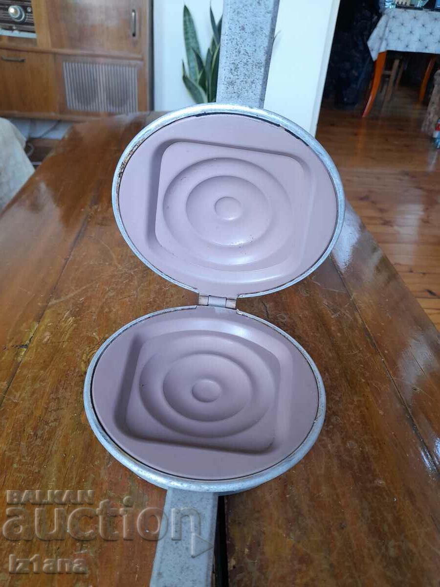 Delivery of Old waffle maker, toaster Delivery of Old waffle maker, toaster