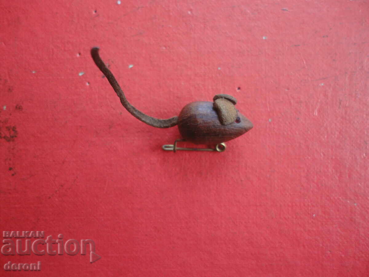 Antique wooden michelle brooch with price 10.00 BGN | € 5.11 Antique wooden michelle brooch with price 10.00 BGN | € 5.11