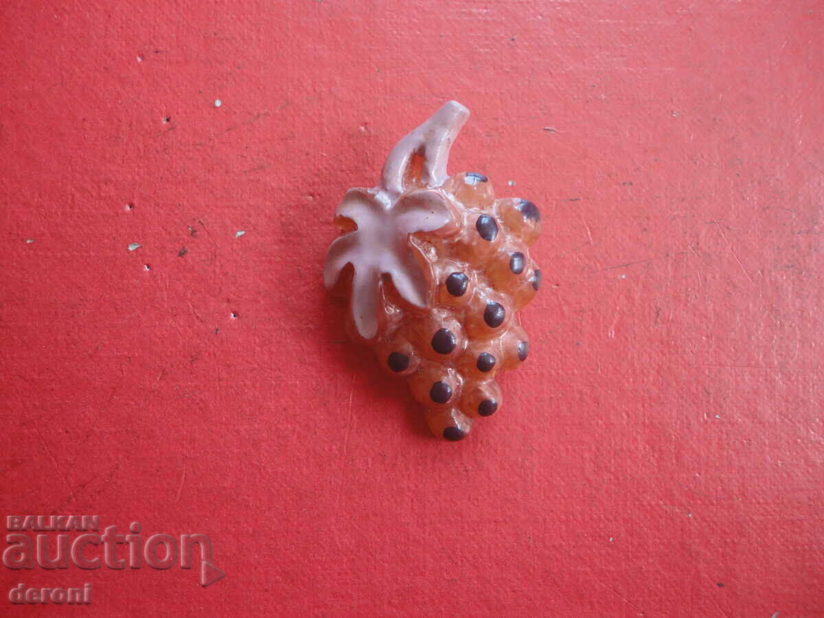 Broșă vintage din bachelită 83 cu preț 10.00 BGN | € 5.11 Broșă vintage din bachelită 83 cu preț 10.00 BGN | € 5.11