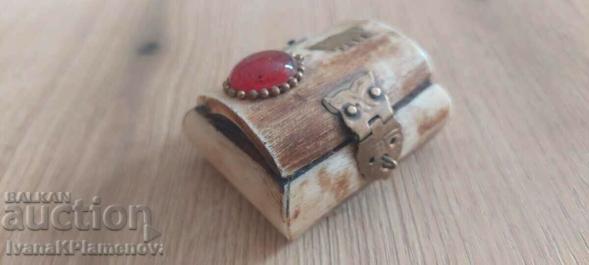 Cutie din alamă forjată în os pentru colecționari cu preț 26.00 BGN | € 13.29 Cutie din alamă forjată în os pentru colecționari cu preț 26.00 BGN | € 13.29