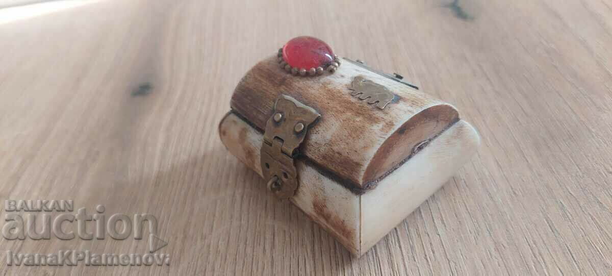 Licitație Cutie din alamă forjată în os pentru colecționari Licitație Cutie din alamă forjată în os pentru colecționari