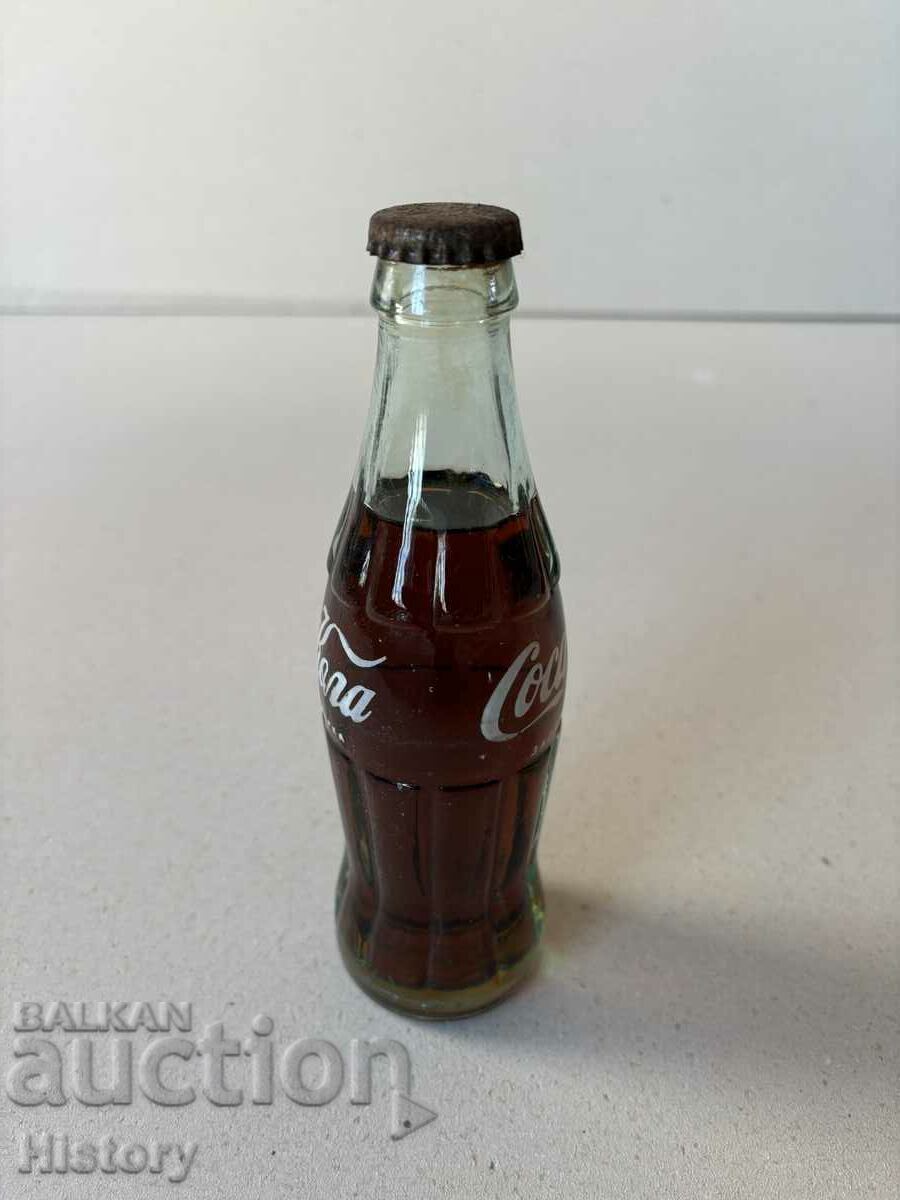 Livrarea Sticla de Coca Cola, Coca Cola