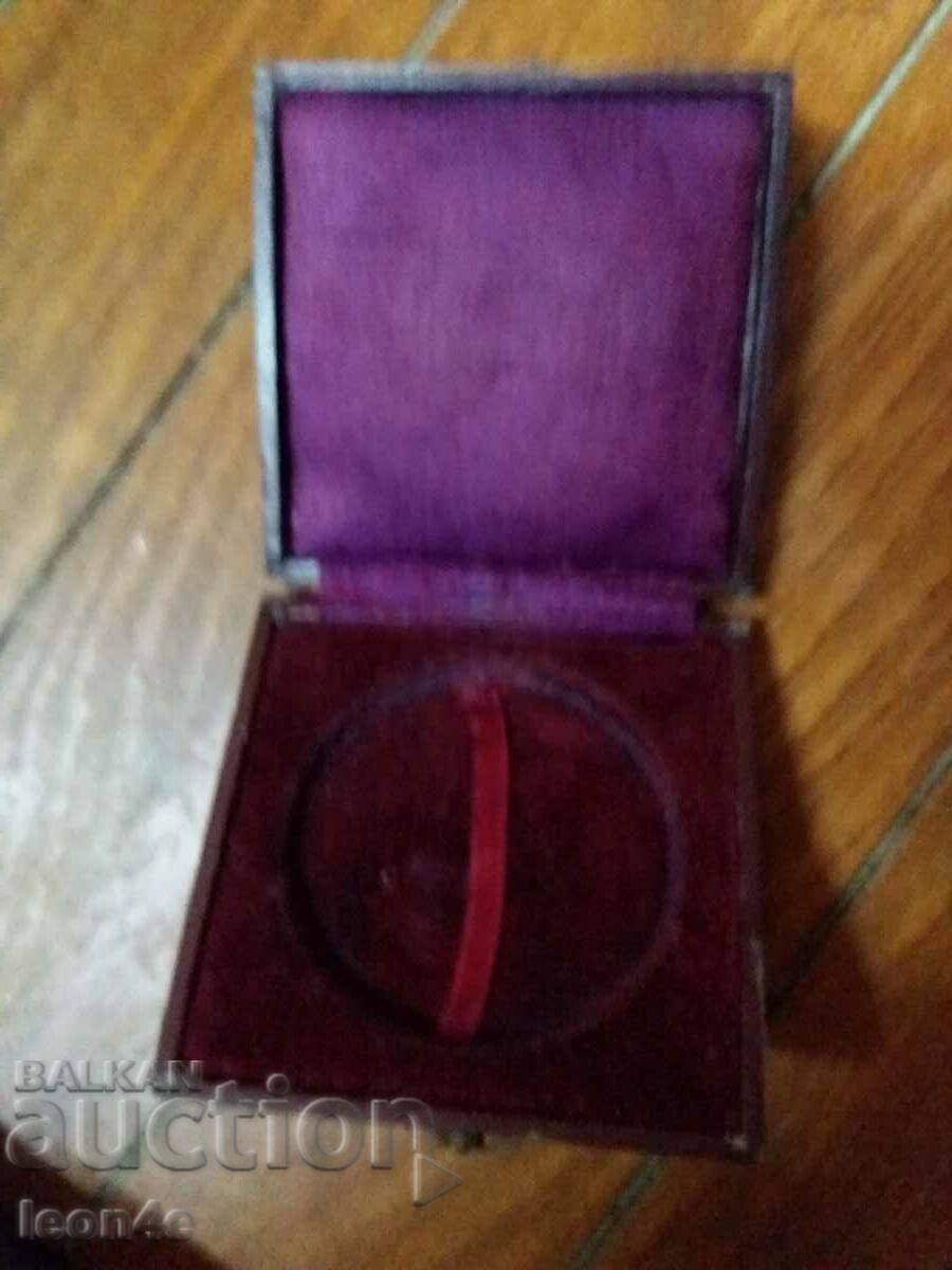 Delivery of French plaque Delivery of French plaque