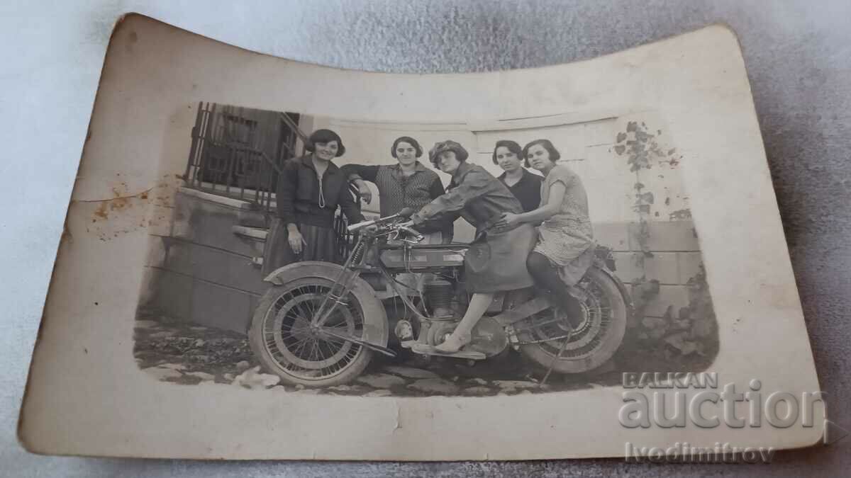 Φωτογραφία Πέντε κορίτσια σε μια vintage μοτοσικλέτα Φωτογραφία Πέντε κορίτσια σε μια vintage μοτοσικλέτα