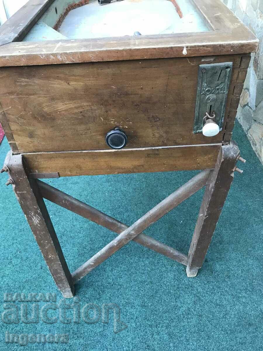 Auction ARCADE RETRO GAME-HOCKEY-105 X 55 X 100 CM. Auction ARCADE RETRO GAME-HOCKEY-105 X 55 X 100 CM.