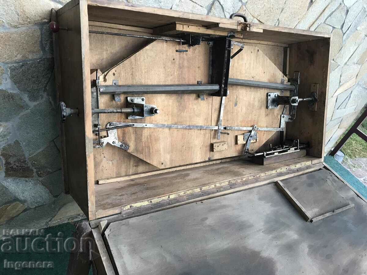 Delivery of ARCADE RETRO GAME-HOCKEY-105 X 55 X 100 CM. Delivery of ARCADE RETRO GAME-HOCKEY-105 X 55 X 100 CM.