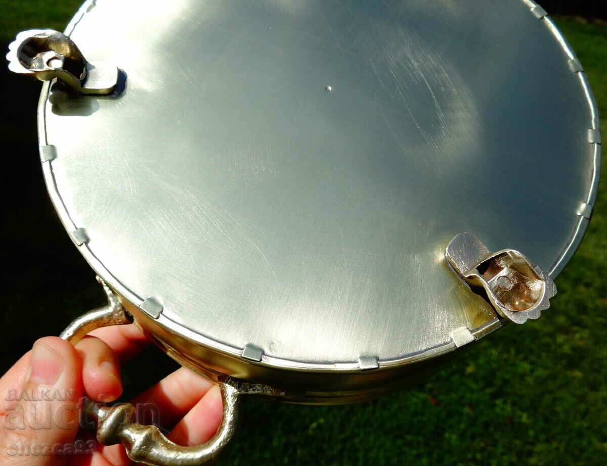 Delivery of Bronze serving dish, lion's paws, handles Delivery of Bronze serving dish, lion's paws, handles