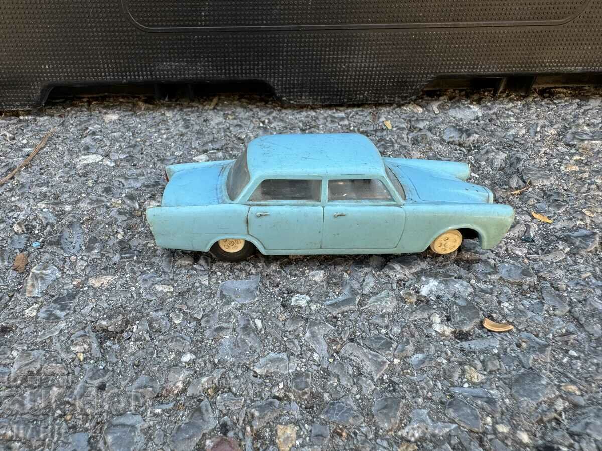 KDN Alfa Romeo 2000 berlina mașină veche de jucărie din plastic