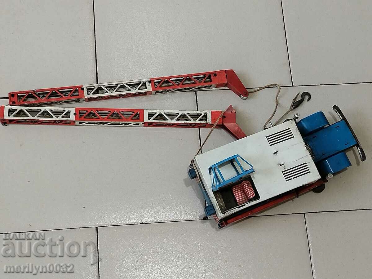 Mașină veche de jucărie din tablă cu preț 63.00 BGN | € 32.21