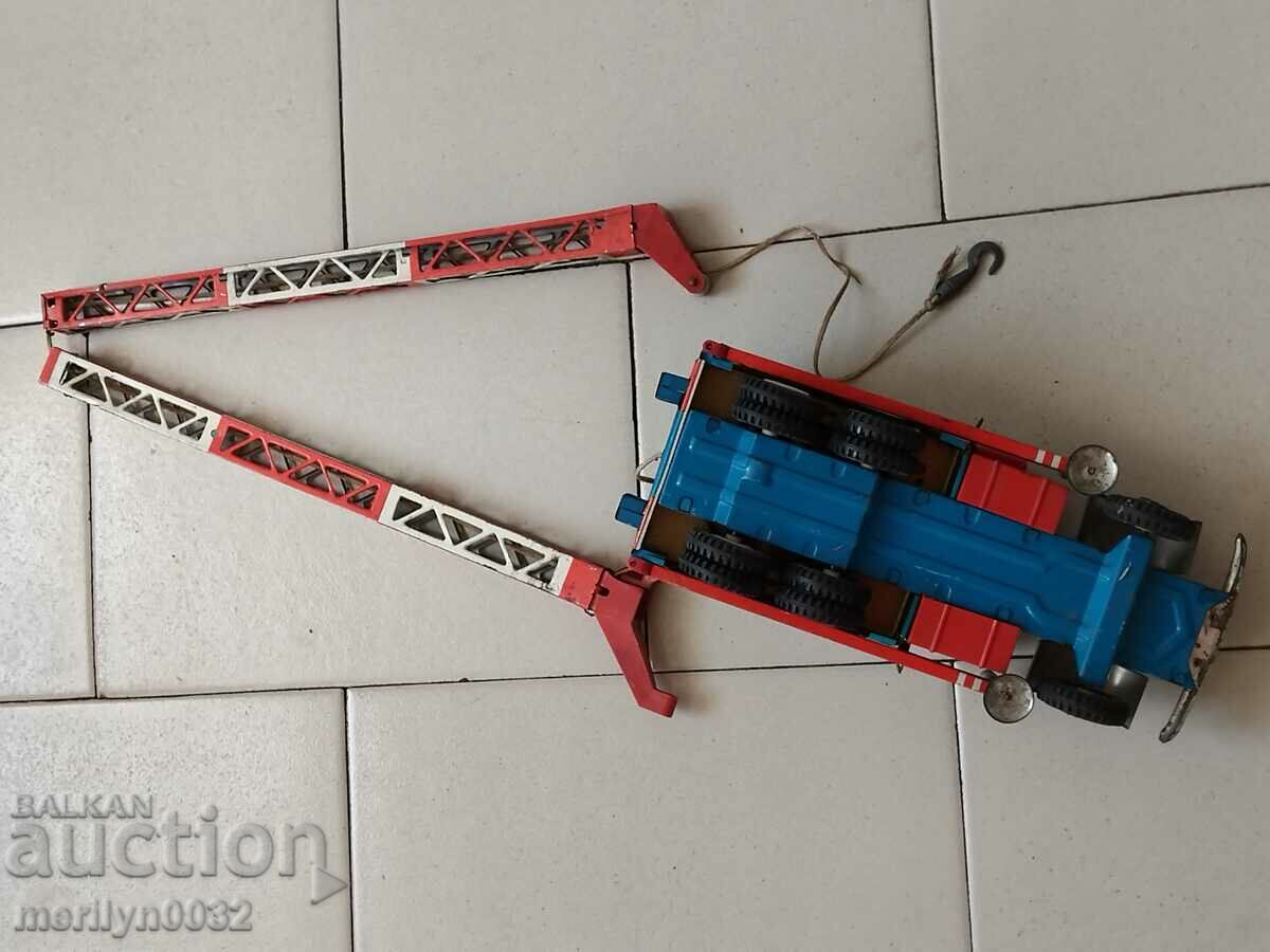 Licitație Mașină veche de jucărie din tablă