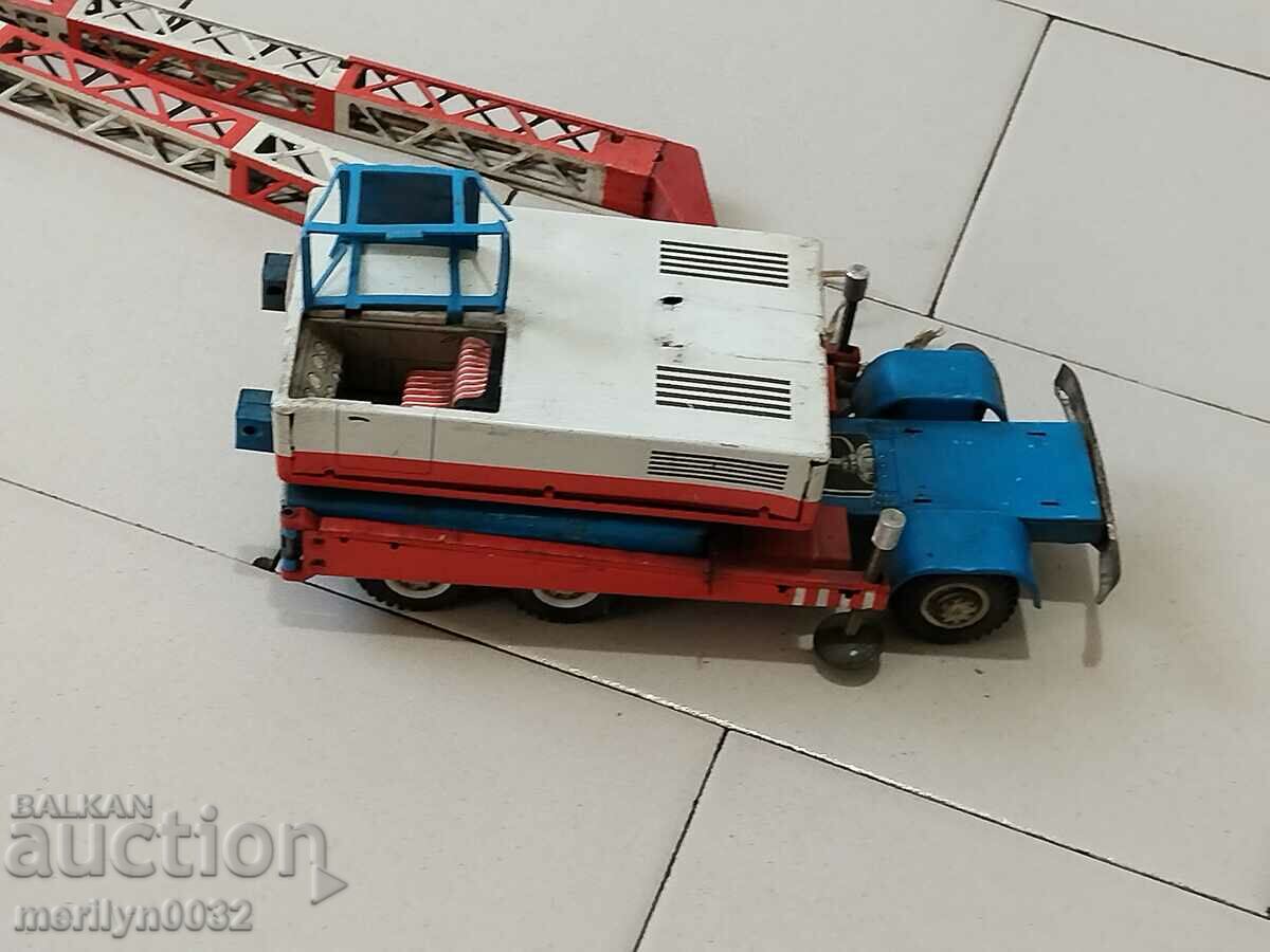 Livrarea Mașină veche de jucărie din tablă