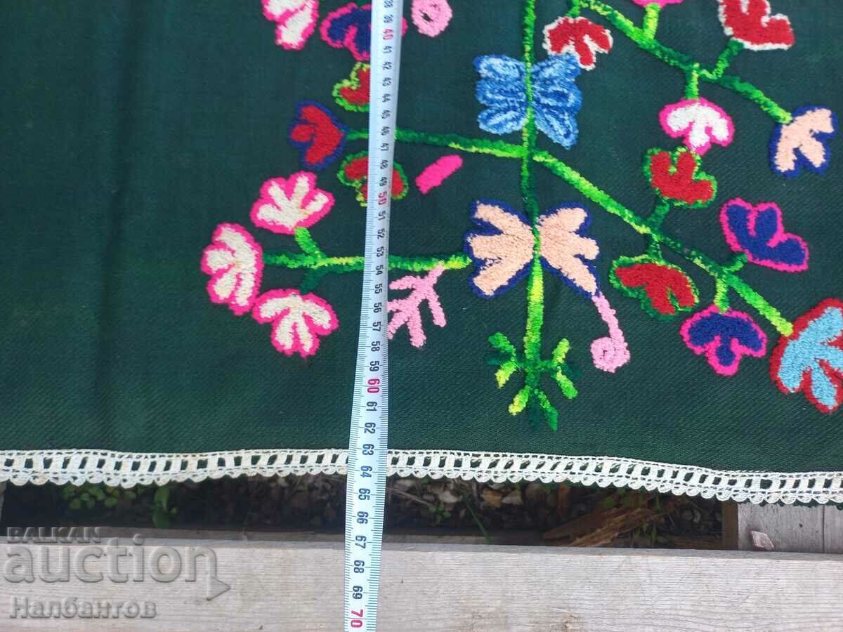 Auction WEAR AN OLD APRON Auction WEAR AN OLD APRON