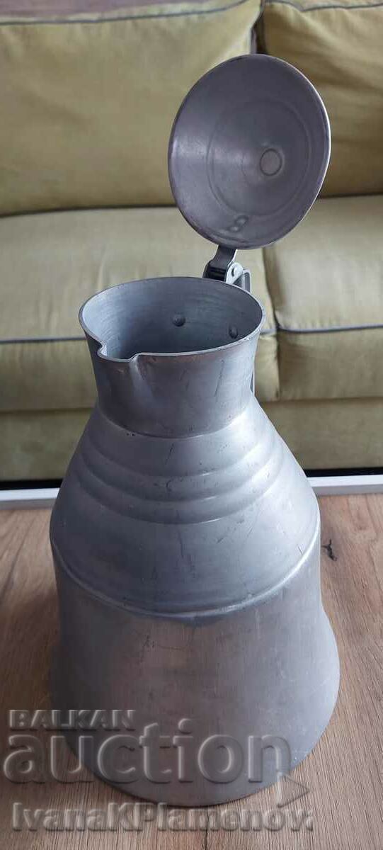 Licitație Recipient lichid gumă aluminiu retro pentru colecționari Licitație Recipient lichid gumă aluminiu retro pentru colecționari