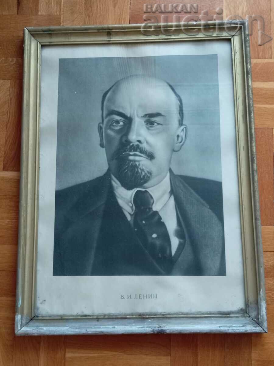 Fotografie socială într-o ramă cu portretul de sticlă al lui Vladimir Ilici Lenin