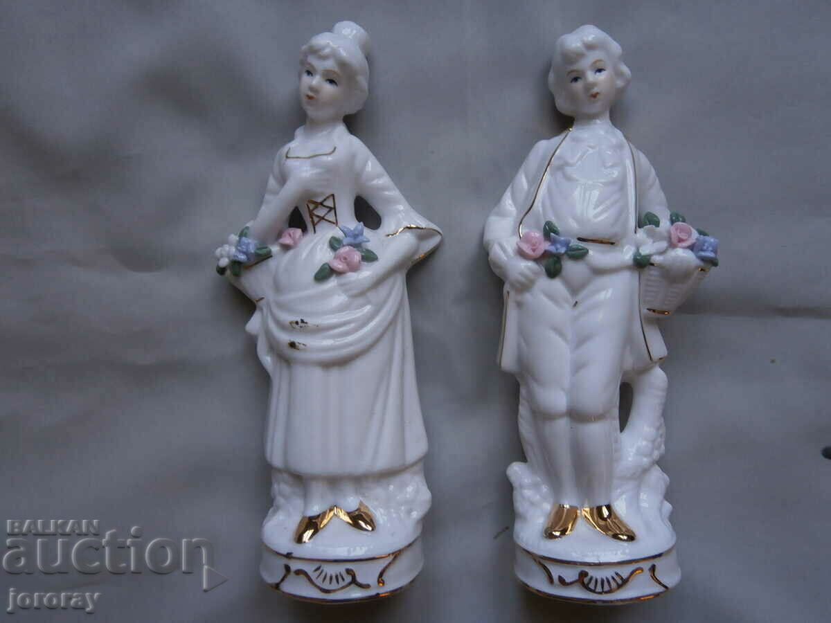 A pair of porcelain figures