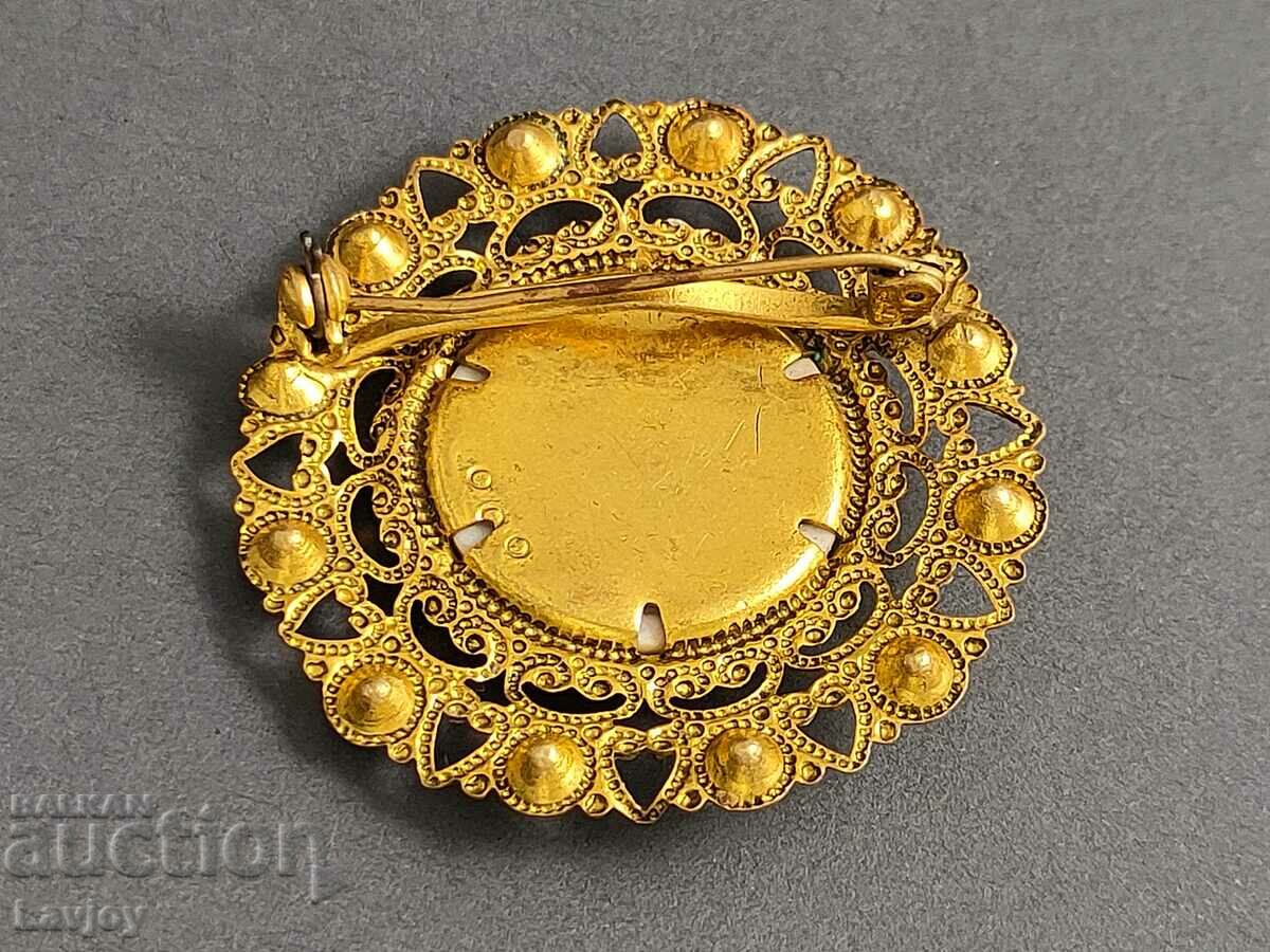 Delivery of Gilt old porcelain brooch Delivery of Gilt old porcelain brooch