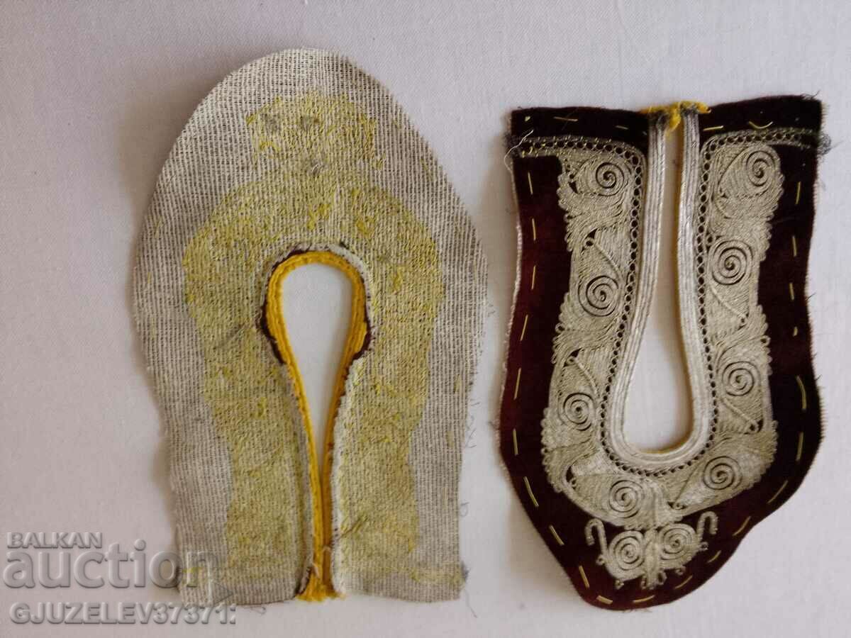 Μοτίβα παντόφλες 19ου αιώνα Κέντημα στο χέρι χρυσό πούλιες σε κόκκινο με τιμή 299.00 BGN | € 152.88 Μοτίβα παντόφλες 19ου αιώνα Κέντημα στο χέρι χρυσό πούλιες σε κόκκινο με τιμή 299.00 BGN | € 152.88