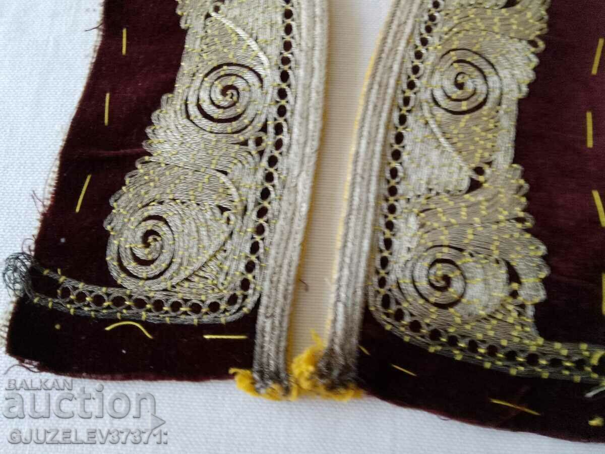 Δημοπρασία Μοτίβα παντόφλες 19ου αιώνα Κέντημα στο χέρι χρυσό πούλιες σε κόκκινο Δημοπρασία Μοτίβα παντόφλες 19ου αιώνα Κέντημα στο χέρι χρυσό πούλιες σε κόκκινο