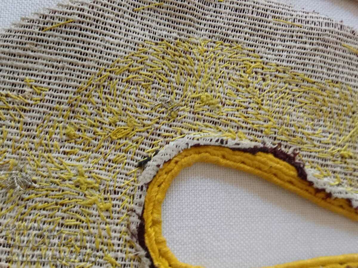 Παράδοση Μοτίβα παντόφλες 19ου αιώνα Κέντημα στο χέρι χρυσό πούλιες σε κόκκινο Παράδοση Μοτίβα παντόφλες 19ου αιώνα Κέντημα στο χέρι χρυσό πούλιες σε κόκκινο