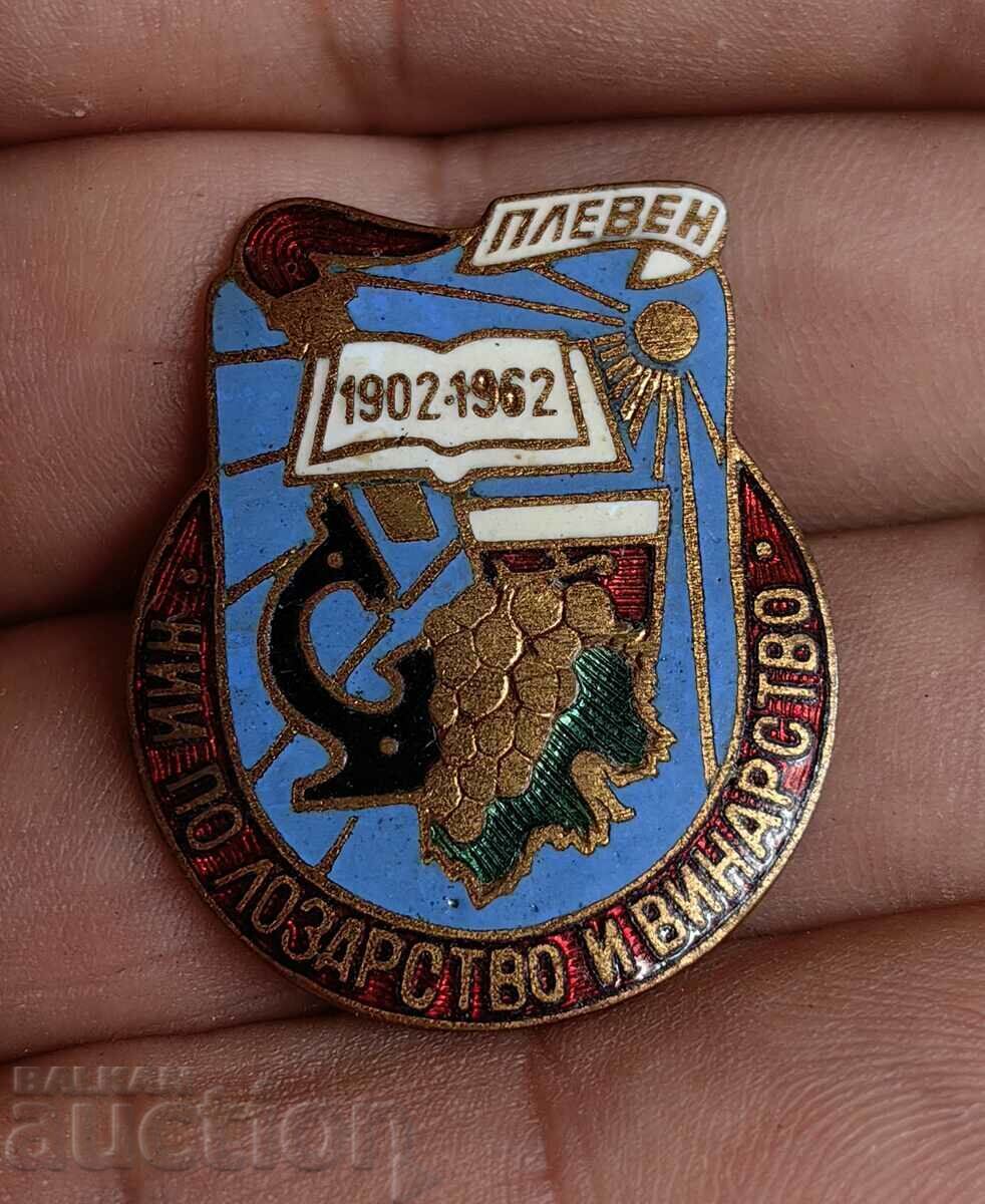 Auction INSTITUTE OF VITIZING AND WINE-MAKING PLEVEN BADGE BADGE Auction INSTITUTE OF VITIZING AND WINE-MAKING PLEVEN BADGE BADGE