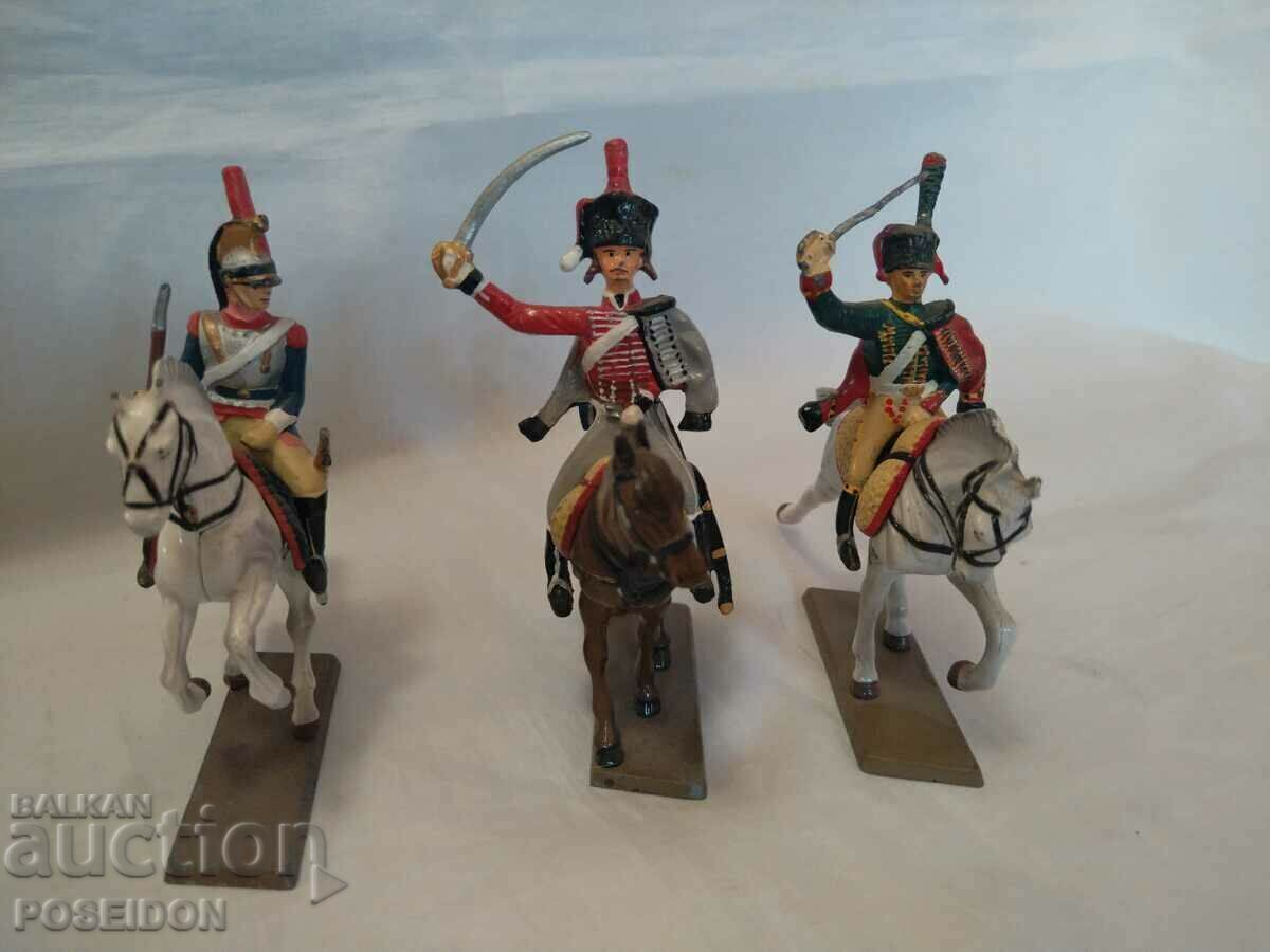 LEAD CAVALRY SOLDIERS - 5 LEAD CAVALRY SOLDIERS - 5