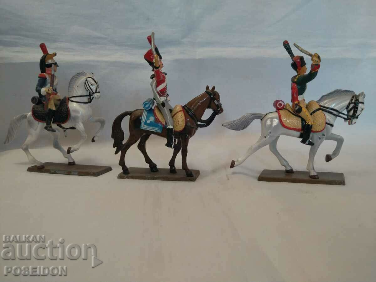 LEAD CAVALRY SOLDIERS - 6 LEAD CAVALRY SOLDIERS - 6