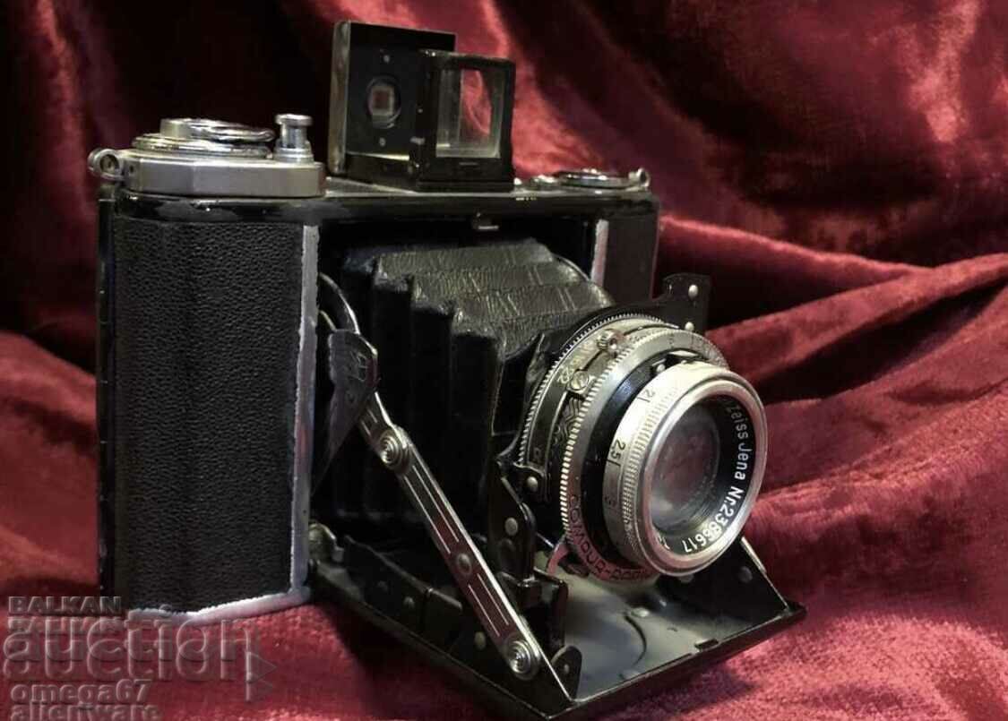 Vintage Zeiss Ikon Ikonta 521/16 camera with price 299.00 BGN | € 152.88 Vintage Zeiss Ikon Ikonta 521/16 camera with price 299.00 BGN | € 152.88