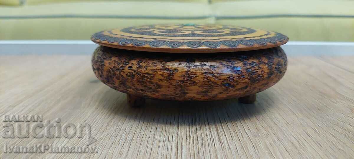 Кутийка дърво пирографирана за колекционери с цена 16.00 лв. | € 8.18 Кутийка дърво пирографирана за колекционери с цена 16.00 лв. | € 8.18