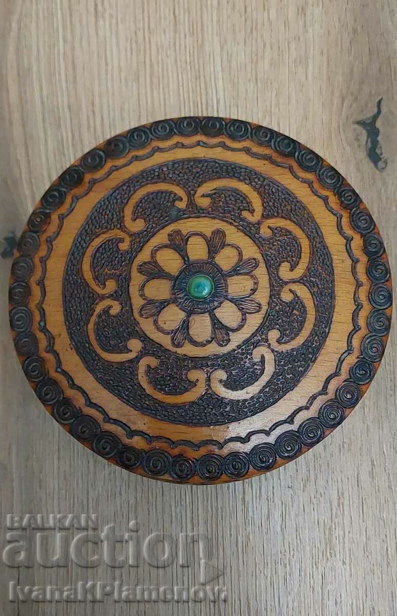 Аукцион Кутийка дърво пирографирана за колекционери Аукцион Кутийка дърво пирографирана за колекционери