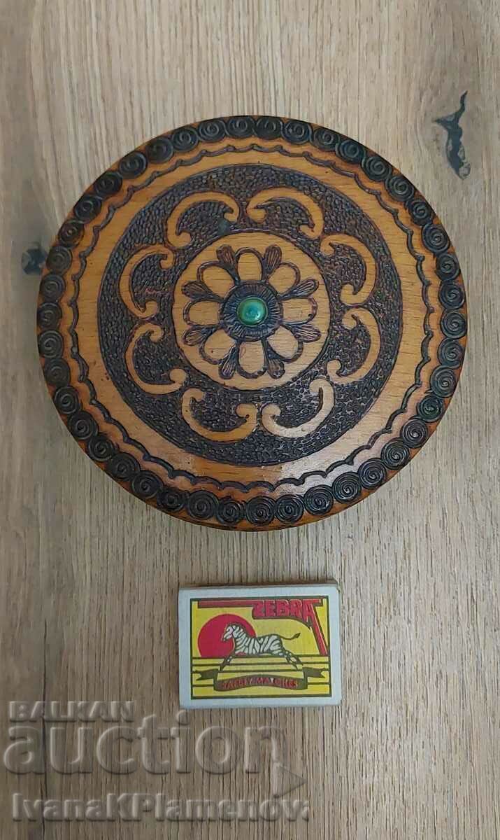 Доставка на Кутийка дърво пирографирана за колекционери Доставка на Кутийка дърво пирографирана за колекционери