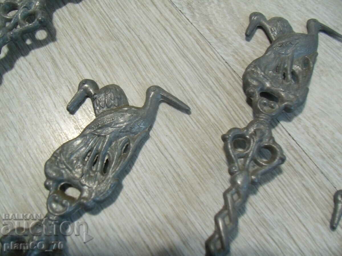 Licitație Nr.*7710 linguri vechi din metal/coton - set 6 piese Licitație Nr.*7710 linguri vechi din metal/coton - set 6 piese