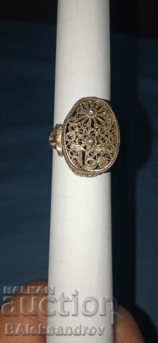 Old filigree ladies ring