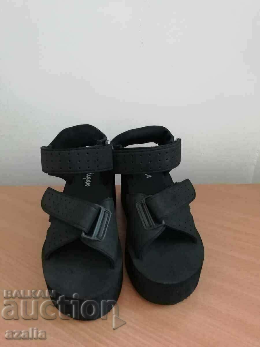 New MADIGAN platform sandals, size 35