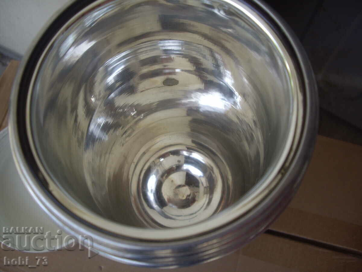 Delivery of Old preserved thermos. Delivery of Old preserved thermos.