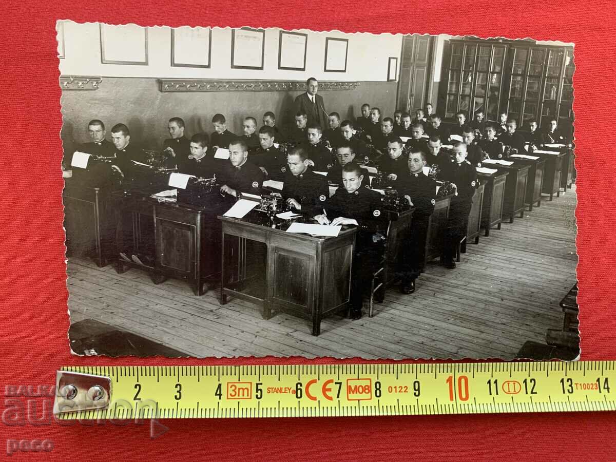 Μαθητές που γράφουν παλιά φωτογραφία με τιμή 10.00 BGN | € 5.11 Μαθητές που γράφουν παλιά φωτογραφία με τιμή 10.00 BGN | € 5.11