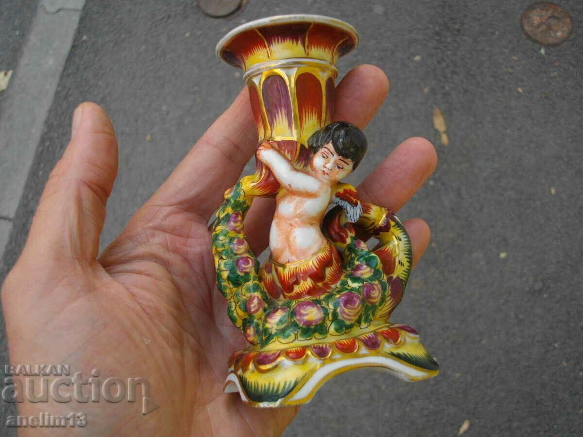 UN SFEMENIC VECHI DE PORCELAN CAPODIMONTE