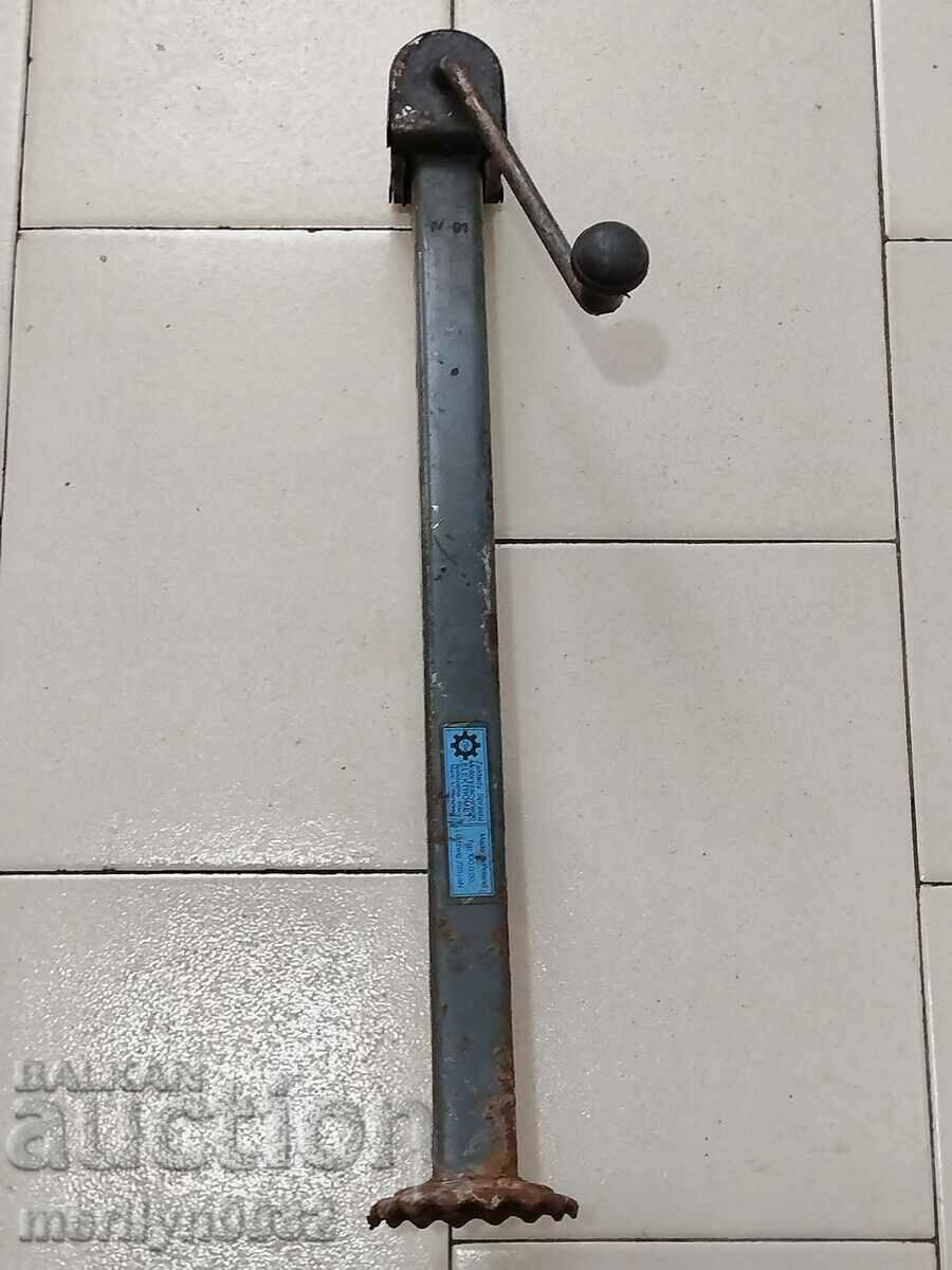 Δημοπρασία Παλιό γρύλο αυτοκινήτου από πολωνικό όχημα Fiat 125 Δημοπρασία Παλιό γρύλο αυτοκινήτου από πολωνικό όχημα Fiat 125