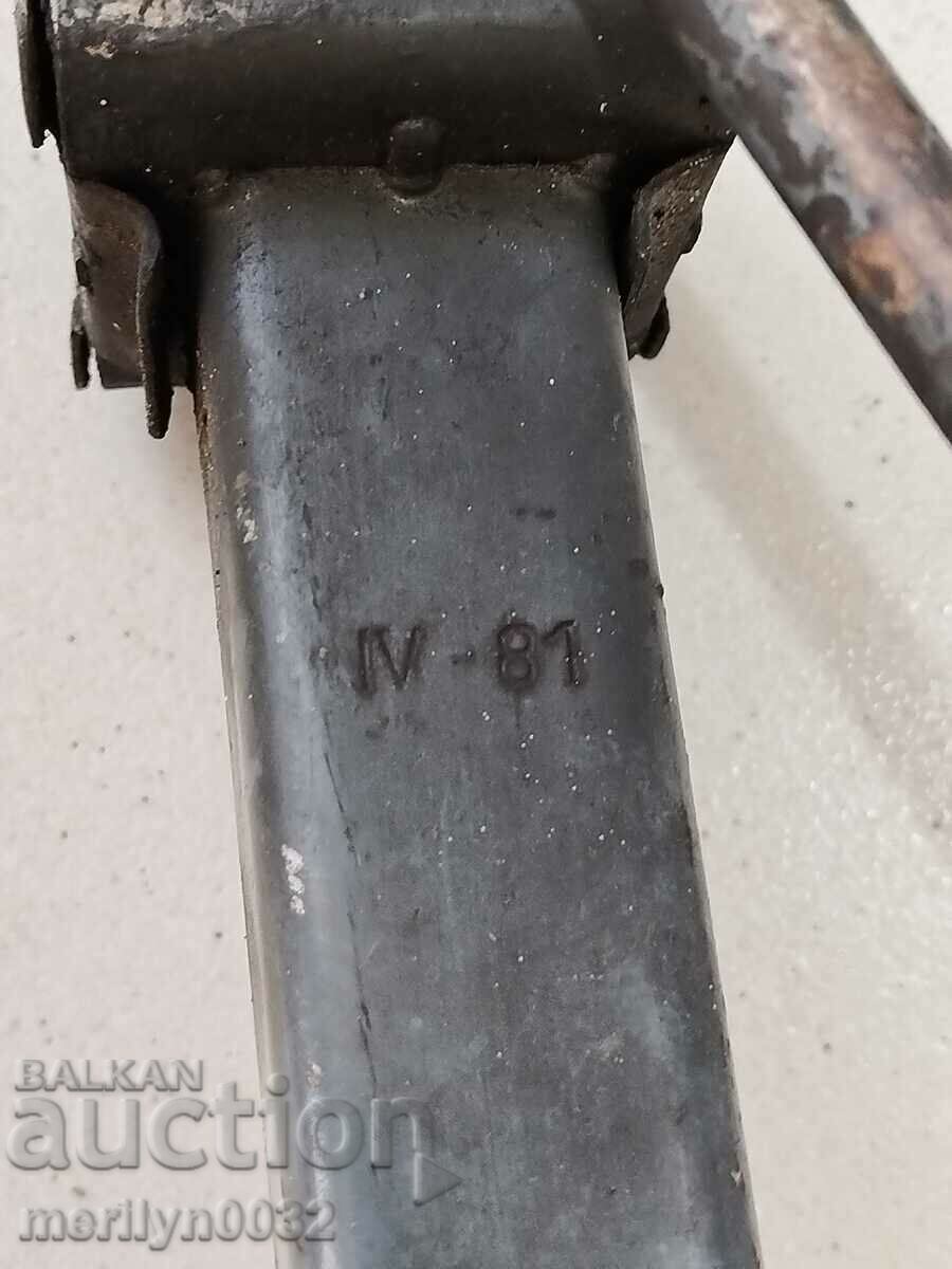 Παράδοση Παλιό γρύλο αυτοκινήτου από πολωνικό όχημα Fiat 125 Παράδοση Παλιό γρύλο αυτοκινήτου από πολωνικό όχημα Fiat 125