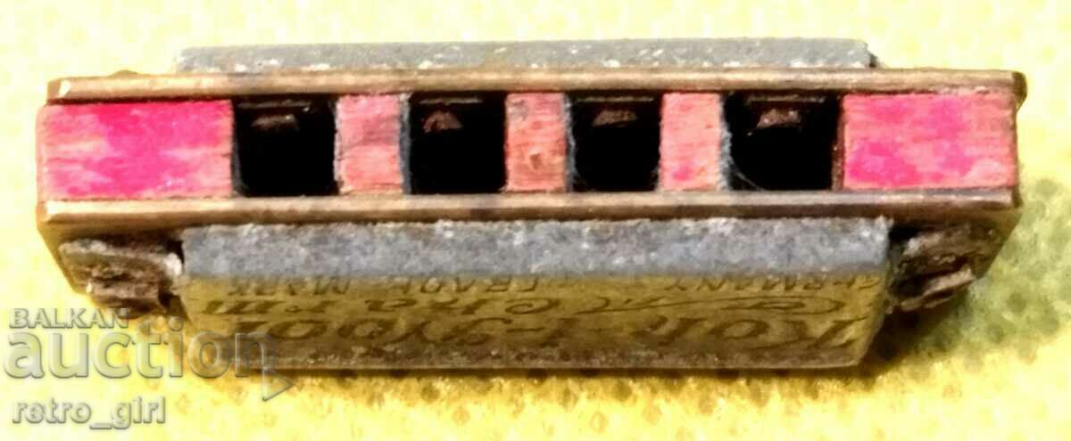 Auction A very small branded harmonica. Auction A very small branded harmonica.