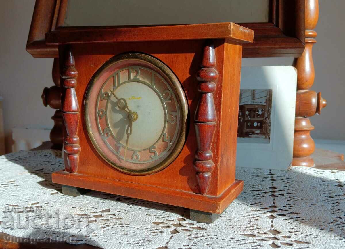 Auction Beacon mantel clock, works Auction Beacon mantel clock, works