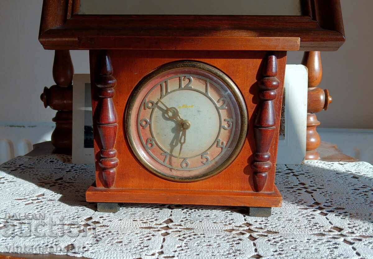 Beacon mantel clock, works - 5 Beacon mantel clock, works - 5