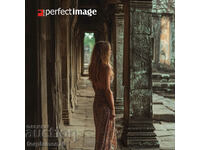 Γυναίκα στο Angkor Wat. Image ® Studio Perfect Image Ltd.