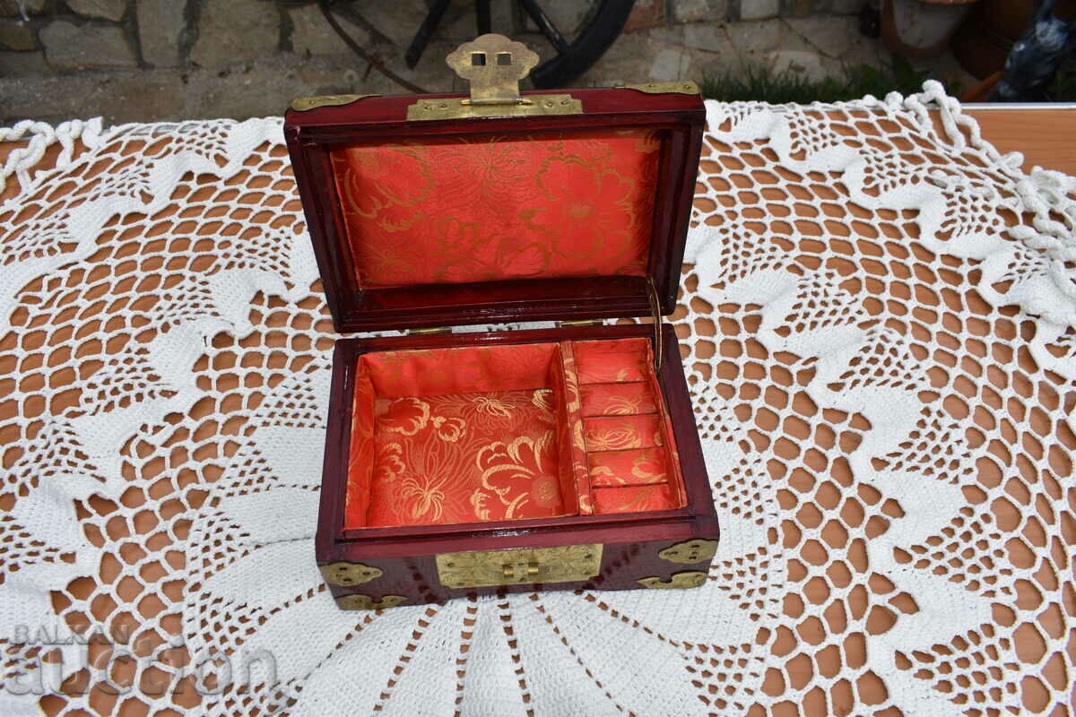 Auction Old jewelry box Auction Old jewelry box